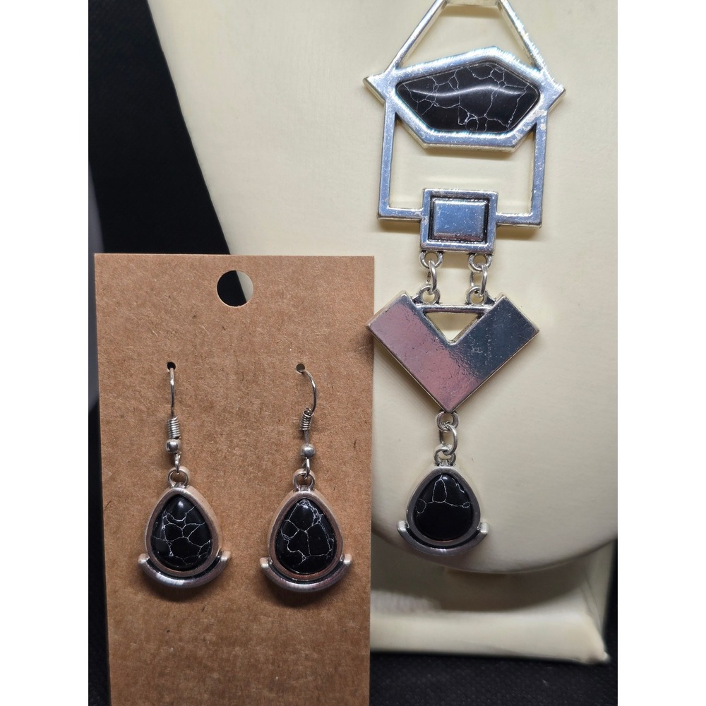 Silver Tone Geometric Black Faux Stone Pendant Necklace and Earrings Set‎